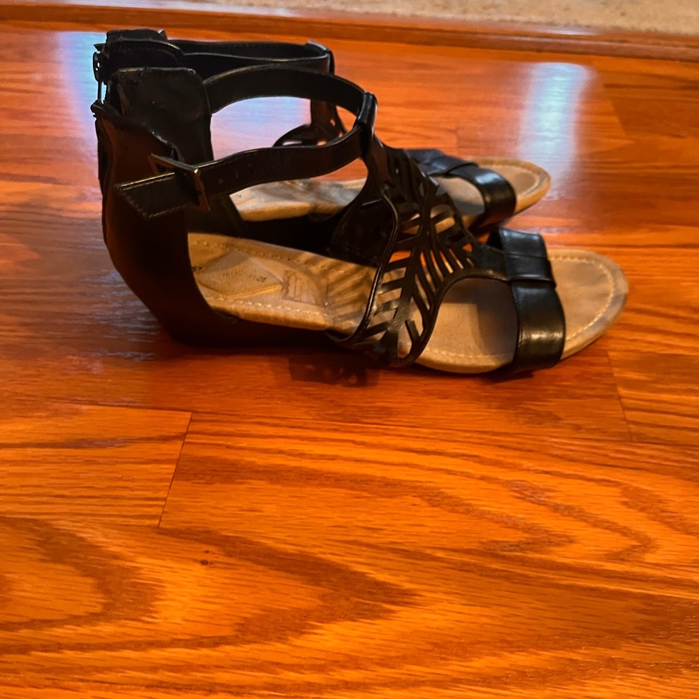 Womens very comfortable sandals.Slightly worn, and does wonders for your legs!
